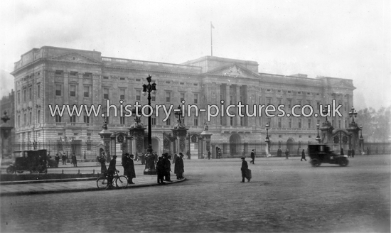 Buckingham Palace, London. c.1918.